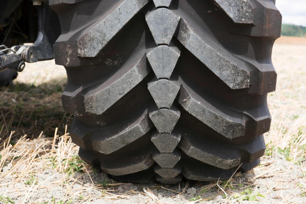 À la pression «
champ
», la partie extérieure des crampons du pneu Michelin Evobib se déploie au sol grâce à l’effet charnière.