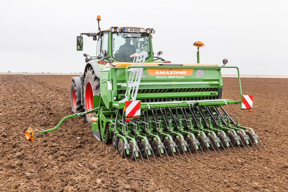 Le Cataya peut être associé à une herse rotative ou un cultivateur rotatif.