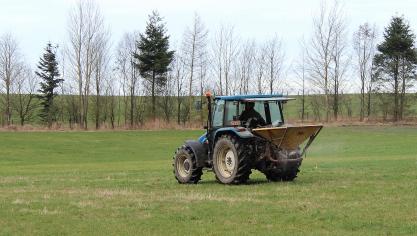 Les dates d’épandage des engrais azotés doivent être avancées d’une dizaine de jours par rapport aux dates préconisées pour des engrais à base de nitrate d’ammoniaque.