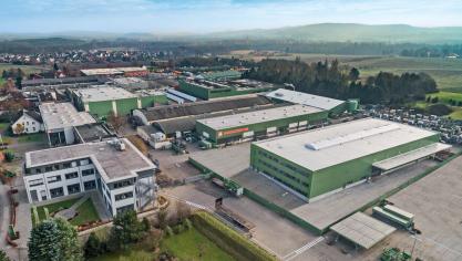 Le nouveau centre d‘essais (devant, à droite) forme une unité avec le centre technique ouvert en 2014 (devant, à gauche) où se trouvent les bureaux des ingénieurs du bureau d‘études.