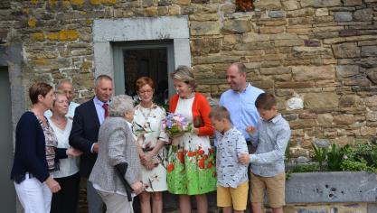 Sa majesté la Reine Mathilde, au centre de l’image, a fait une longue halte, dans la matinée du 13 juin auprès de la famille de Yves et Caroline Herbiet-Jaspart, au siède leur exploitation, la ferme de Coux à Maillen.
