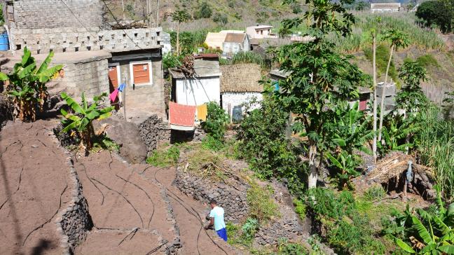 Au large du Sénégal, sous un climat tropical sec-sahélien-et un relief très accidenté, l