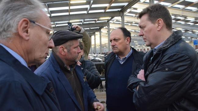 Willy Borsus à l’écoute des éleveurs et des marchands au marché couvert de Ciney pour envisager des mesures de soutien à la filière.