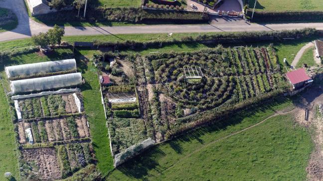 Une vue aérienne du projet de potager en permaculture.