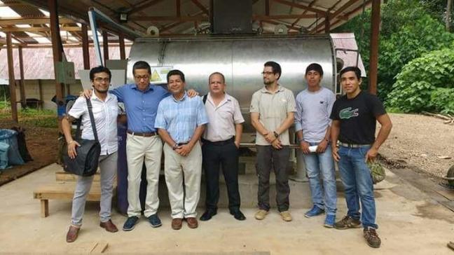 Le pyrolyser industriel du projet amazonien. D. Lefebvre est accompagné du vice-ministre de l’environnement péruvien.