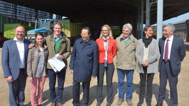 Accompagné du ministre Borsus (à gauche sur la photo), le ministre chinois de l’agriculture (4e à partir de la gauche) et l’ambassadeurr de Chine en Belgique (à droite) ont découvert les multiples facettes de l’exploitation familiale Devillers à Ligney, et plus particulièrement celles liées au bétail BBB.
