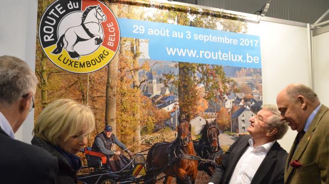 Thérèse Mahy, René Collin et Jacqques Fraselle découvrent la nouvelle affiche de la Route du Luxembourg.