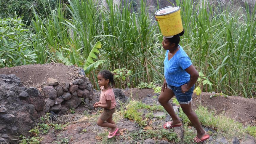 Dans les zones les plus escarpées de Santo Antão, la seule voie d’accès entre les villages prend forme de sentiers avec des dénivelés importants qu’empruntent les habitants dès leur plus jeune âge.