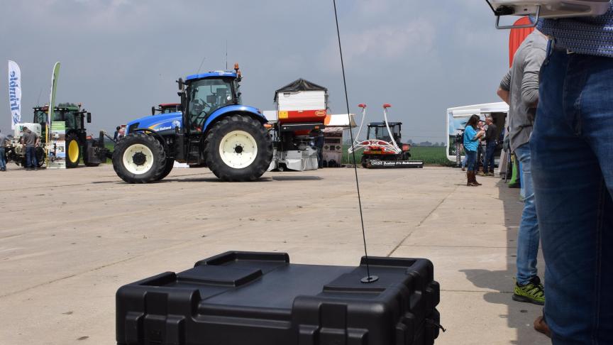 Dronexpert.nl a développé  un multirotor relié par câble à une unité placée, par exemple, sur le  tracteur. Le câble fournit  l’alimentation électrique.