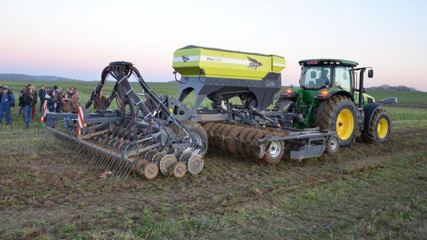 Le Maxi Drill est plus particulièrement destiné aux semis simplifiés et rapides. Il peut être utilisé sous différentes configurations: après préparation du sol, sur labour, sur résidus...