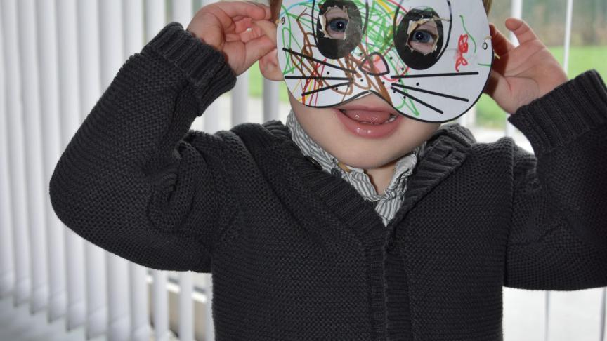 envoyez-nous une photo de vos enfants arborant fièrement leur création.