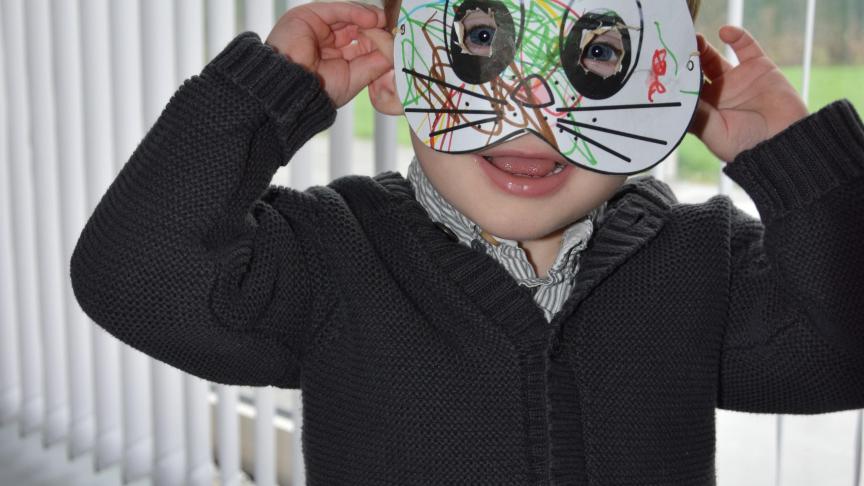 envoyez-nous une photo de  vos enfants arborant fièrement  leur création.