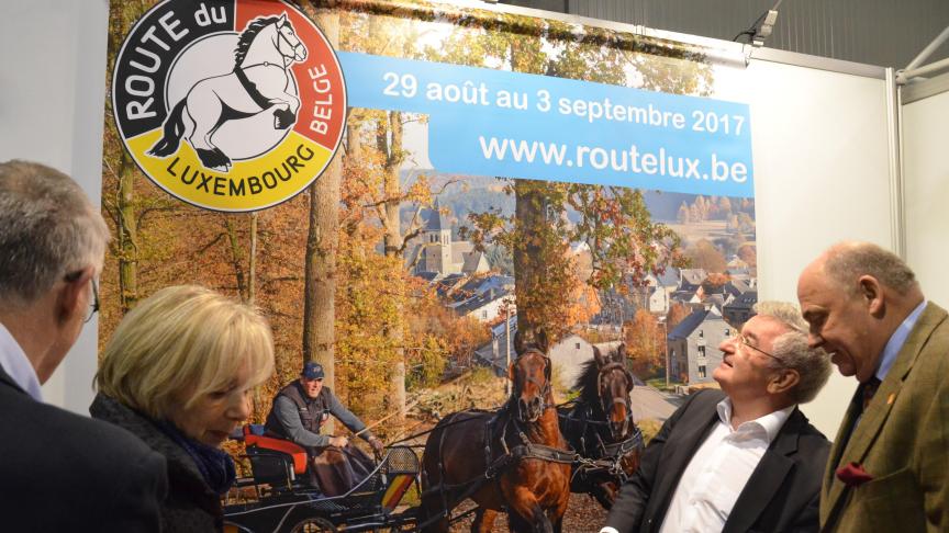 Thérèse Mahy, René Collin et Jacqques Fraselle découvrent la nouvelle affiche de la Route du Luxembourg.