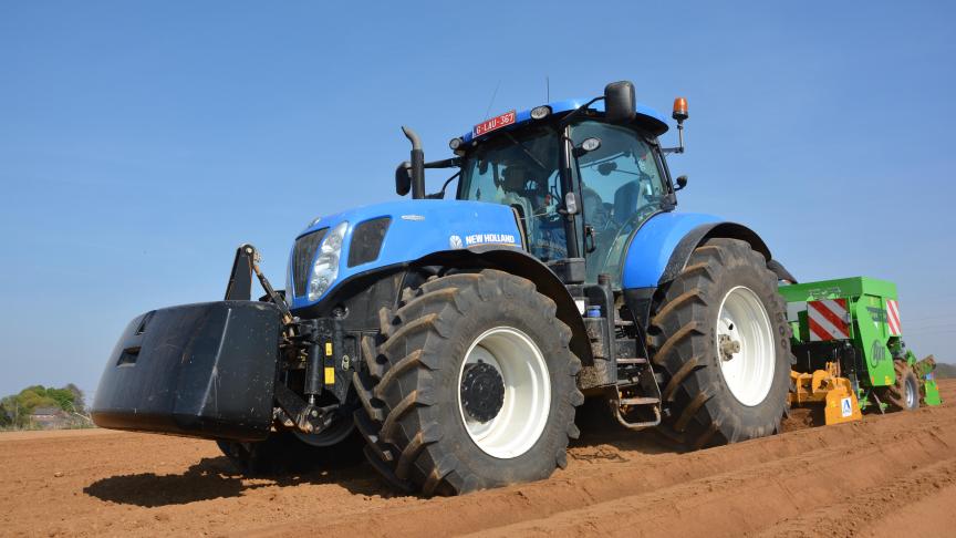 Le lestage du tracteur au moyen de masses modulaires additionnelles est une solution très performante pour adapter le poids aux tâches à accomplir. A condition de penser à les enlever lorsqu’elles n’ont pas leur utilité!