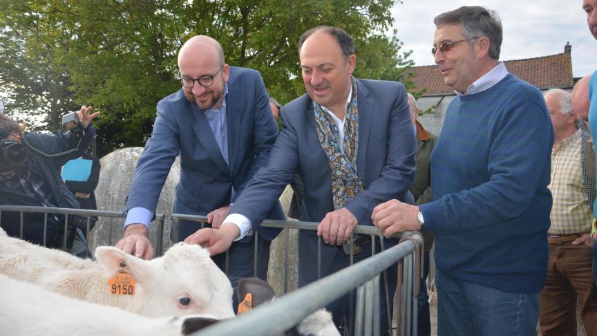 Le Premier Ministre Charles Michel accompagné du ministre de l’Agriculture Willy Borsus ont visité ce mardi l’exploitation agricole familiale et typiquement brabançonne de Philippe (à droite) et Bernard Janssens.