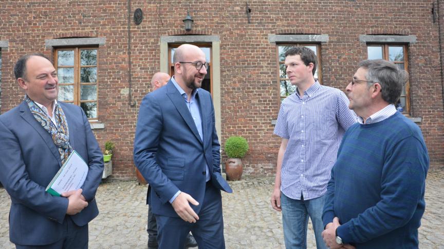 De gauche à droite, le ministre de l’Agriculture Willy Borsus, le Premier Ministre Charles Michel ont été accueillis de tôt matin par Sébastien et Philippe Janssens à Corroy-le-Grand. Une visite de terrain qui aura permis au chef du Gouvernement de s’informer plus concrètement des charges qui pèsent sur le monde agricole.