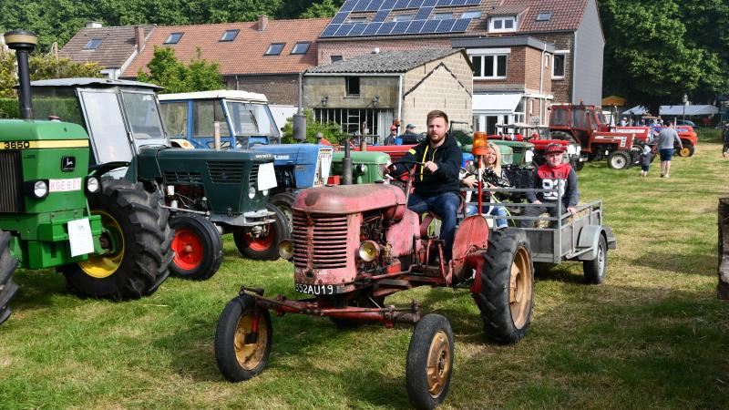 Balade des vieux tracteurs à Céroux-Mousty