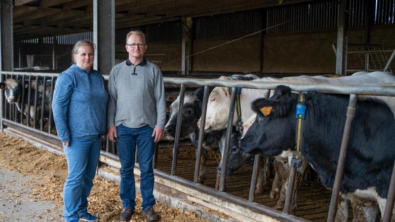 Peter et Els découpent leur propre viande fermière depuis 18 ans.