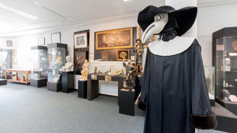 Environ 1.500 objets d’art et d’archéologie retracent l’histoire et l’évolution de la médecine.