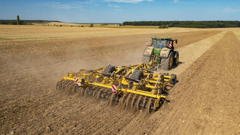 Le Fenix Fo « Profi » se présente sous quatre modèles (4, 5,20, 6,70 et 7,90 m de largeur  de travail), pour une action jusqu’à 35 cm de profondeur.