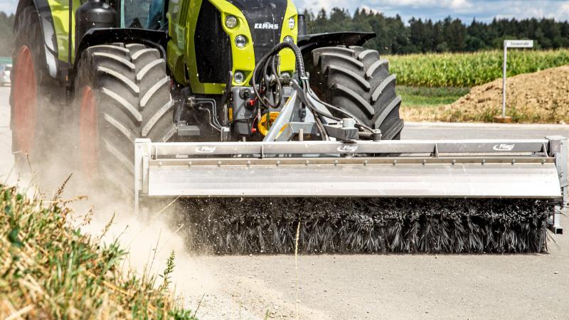 La KEH 700 est disponible en largeur de travail  de 2,30 m, 2,80 m et 3,30 m.