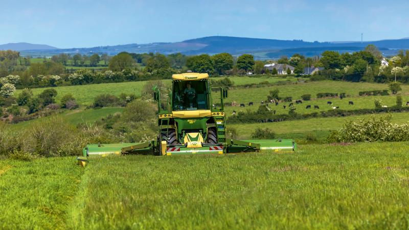 Avec cette nouvelle fonction, la Big M  est en mesure de corriger la position  de sa faucheuse frontale dans les pentes.