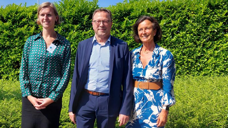 Renaat Debergh, au centre, entouré à gauche de Lien Callewaert, qui lui succédera  au poste d’administratrice déléguée de la CBL, et à droite par Catherine Pycke,  qui en est l’actuelle présidente.