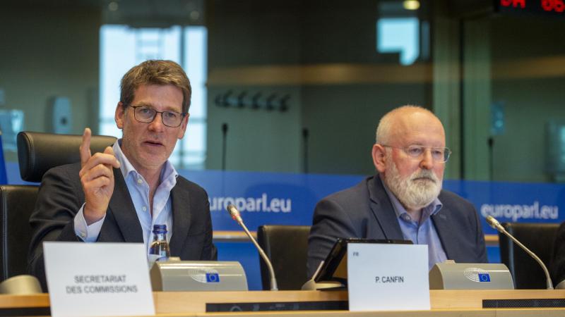 Pascal Canfin et Frans Timmermans doivent faire face à une fronde de la droite de l’hémicycle.