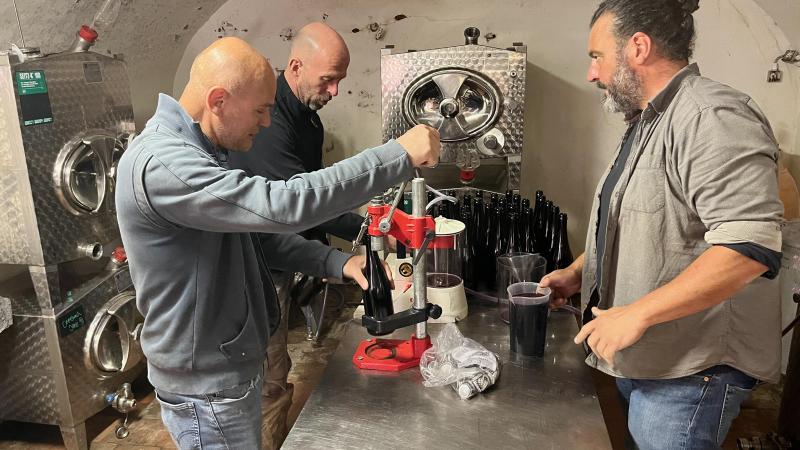 Mise en bouteille à la ferme de la Balbrière par Pablo Cremers et deux autres membres de l