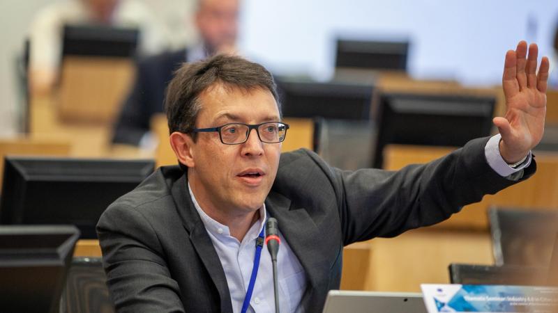 Christophe Clergeau s’estinquiété du «grand revirement du PPE» sur le Pacte Vertcontre lequel ce groupe a mis en œuvre une stratégie de «démantèlement» avant de dénoncer «la démagogie» des démocrates-chrétiens qui ont choisi de s’inscrire dans la préparation des élections «alors qu’il y a une urgence climatique».