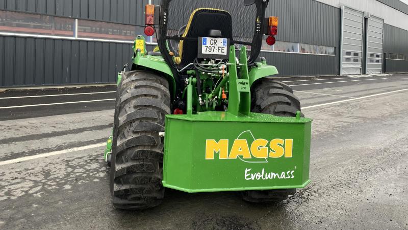Les nouvelles masses de 250 et 400 kg  sont particulièrement adaptées  aux micro-tracteurs.