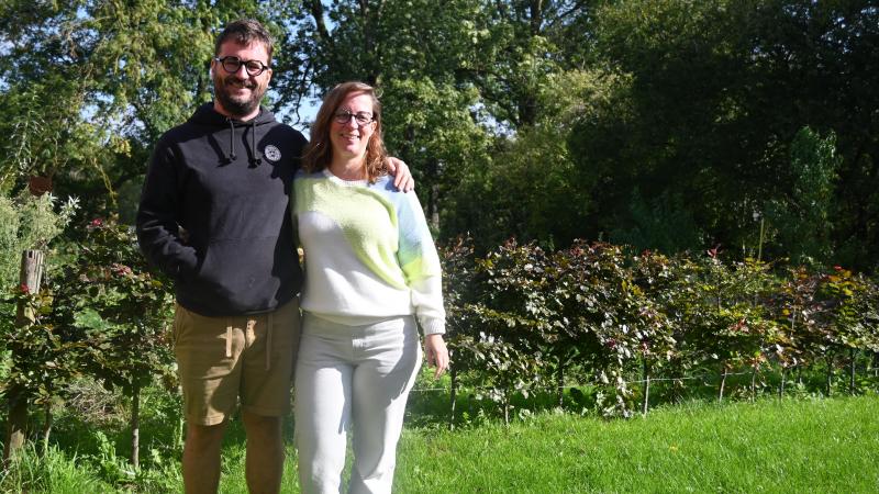 Sarah Van Heertum et Benjamin Elleboudt ont quitté Bruxelles pour installer leur projet au cœur de la campagne hesbignonne.
