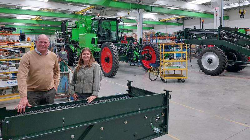 Stefan Top et Majna Seurinck au cœur  de l’usine de Roulers. A l’arrière-plan,  une édition anniversaire de  l’arracheuse Puma.