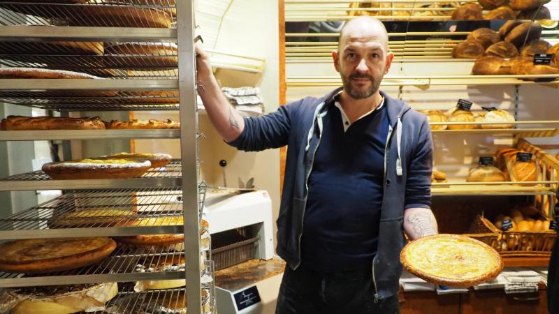Sébastien Papeleux et sa désormais célèbre tarte au sucre blanc qui a remporté un Coq de cristal en 2023.