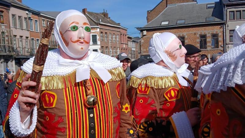 Dans la matinée du Mardi gras, le masque de cire, orné de lunettes vertes et d’une moustache, est porté par le Gille avant son passage à l’hôtel de ville. C’est l’occasion pour certains de recevoir une médaille en reconnaissance de leurs années de participation au carnaval.