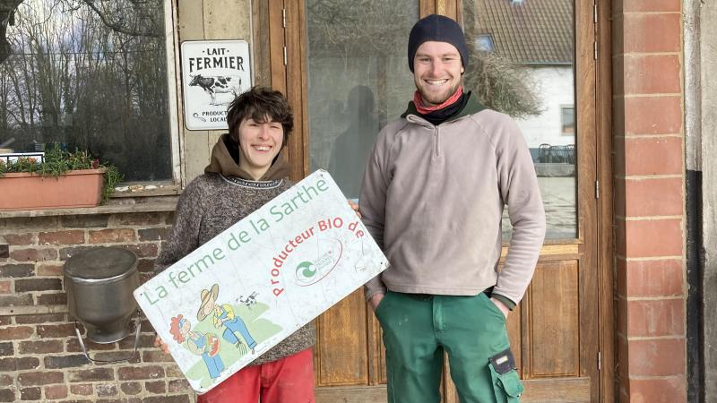 Valentine Jacquemart et Thomas Huyberechts devant la fromagerie de la ferme de la Sarthe.
