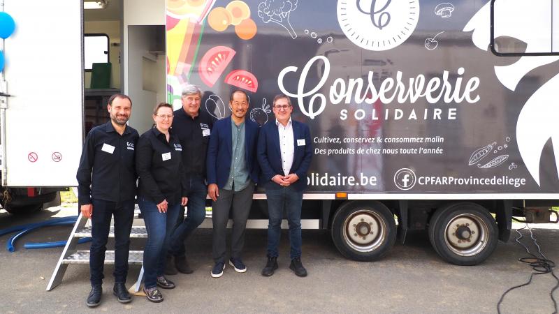L’anniversaire de la conserverie mobile a été célébré par de nombreux producteurs, les formateurs du Cpfar, le chef étoilé Sang Hoon Degeimbre et le député provincial à l’Agriculture, André Denis.