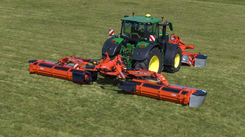 Le système de déport des groupes  de fauche permet de faire varier  la largeur d’andain, de 1,50 à 2 m  selon les fourrages.