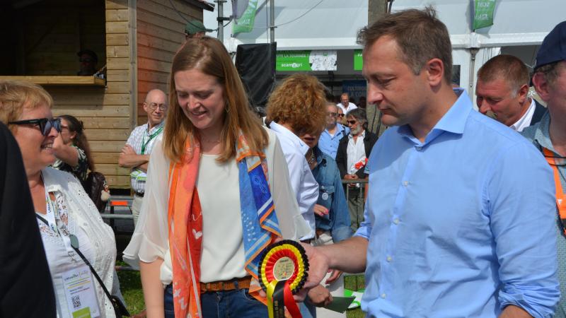 Le commissaire Hansen s’est rendu sur le champ de Foire où il a tenté de rassurer le secteur, et la ministre Anne-Catherine Dalcq, après les annonces de l’Exécutif.