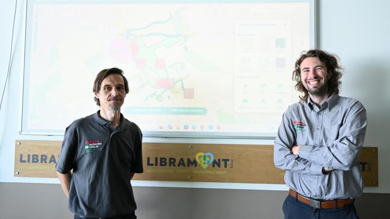 Dans le cadre de la Foire de Libramont, Julien Herinckx (à droite), accompagné de Damien Maillard (à gauche), tous deux chercheurs au Cra-w, ont présenté la plateforme RiskPPP.