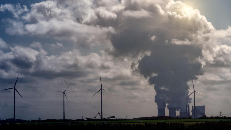 Pour ne pas arriver les mains vides à la COP30,  les Vingt-sept devaient adopter une déclaration  d’intention soulignant les efforts climatiques de l’UE  dans laquelle ils s’engagent sur une réduction des  émissions comprise entre 66,3 et 72,5 %.