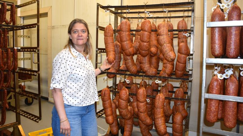 Le diamètre de la baudruche oscille entre 80 et 130 millimètres, pour un poids compris entre 2,5 et 10 kg. Embossée dans un boyau naturel de bœuf plus épais, elle demande un séchage long, d’au moins huit jours.
