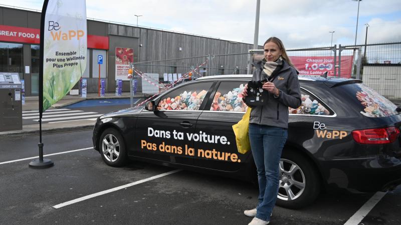 L’Asbl était sur l’aire de Waremme, avec sa voiture spéciale afin de distribuer des poubelles de voiture et des cendriers de poche aux automobilistes.