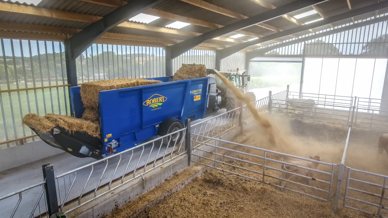 Deux grandes catégories de pailleuses existent en fonction du véhicule porteur (un engin de levage ou un tracteur).