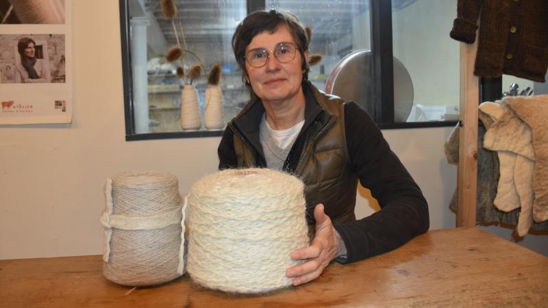 La Filature du Hibou de Frédérique Bagoly joue aujourd’hui un rôle inattendu: celui d’un maillon fragile mais indispensable dans la reconstruction d’une filière lainière durable.