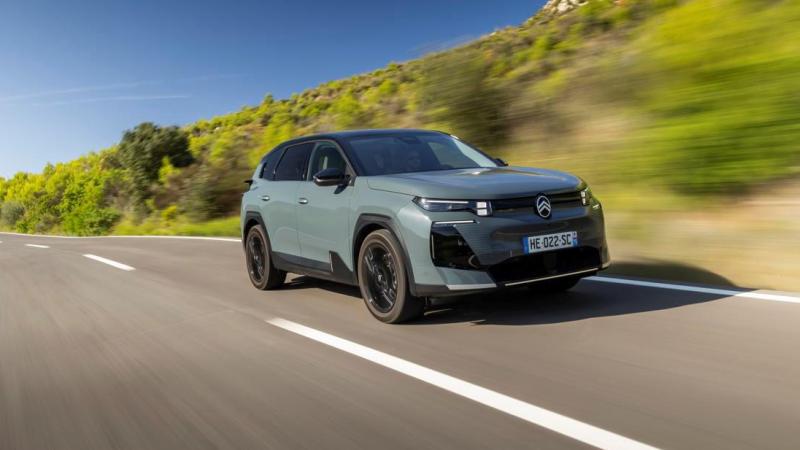 Assez virile, la face avant dispose du nouveau  logo et d’une signature  lumineuse en 3 parties.