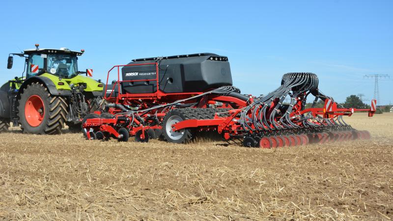 Le Focus (ici 6.30 TD F) embarque une trémie d’une capacité de 5.000 l, pouvant être complétée, en option, par le MiniDril (400 l).