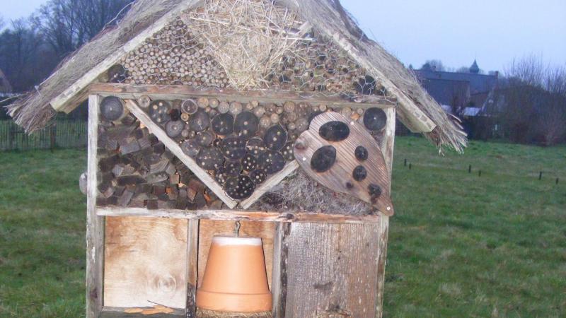 De très beaux hôtels à insectes permettent une sensibilisation du jardinier et de ses invités. Ils centralisent divers types d'habitats.