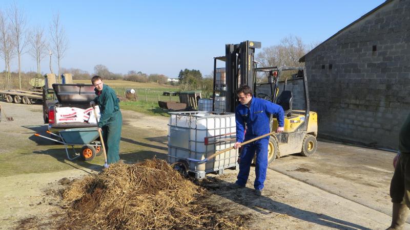 Lors de l’entretien du biofiltre, les substrats à éliminer peuvent être épandus  en mélange avec des effluents d’élevage solides ou des composts à raison de 1 m³/ha.
