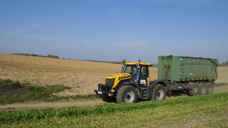 Il ressort d'un arrêt récent qu'un agriculteur qui transporte occasionnellement des marchandises avec son tracteur  et sa remorque, indépendamment de son exploitation agricole, peut le faire avec son permis de conduire G.